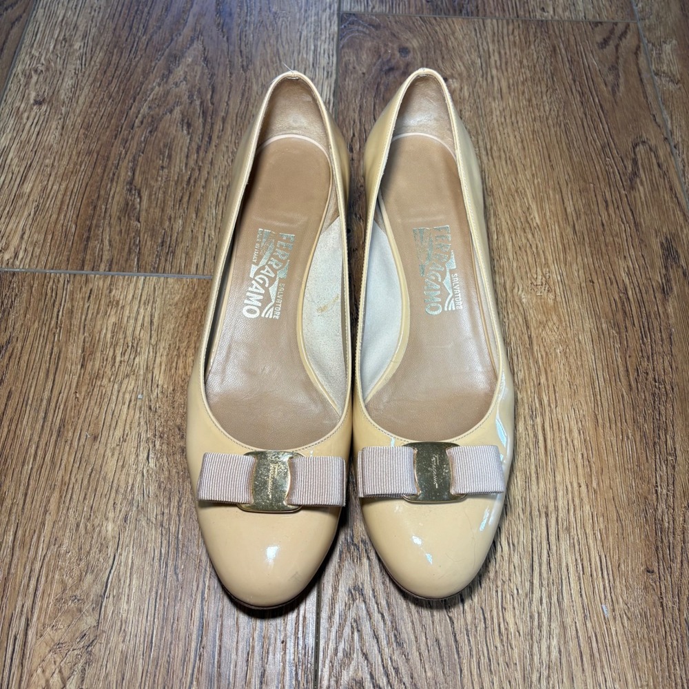 Salvatore Ferragamo Vara Beige Patent Leather Bow Block Heel Pumps Size 10 B